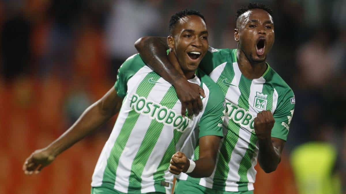 Gustavo Torres y Hayen Palacios celebrando un gol contra Envigado